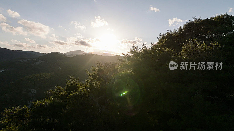 林山日落航拍，4K自然/野生动物/天气，航拍生态森林日落美景。理想的森林保护背景，拯救生物与自然，生态主题。全球变暖和森林火灾主题